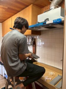 レンジフード取付中の写真(AQSENT施工)